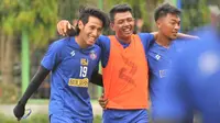 Tiga pemain Arema FC, Hanif Sjahbandi, Dedik Setiawan, dan Rizky Dwi. (Bola.com/Iwan Setiawan)