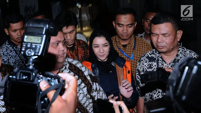 PHOTO: Kenakan Rompi Oranye, KPK Resmi Tahan Bupati Kukar Rita Widyasari