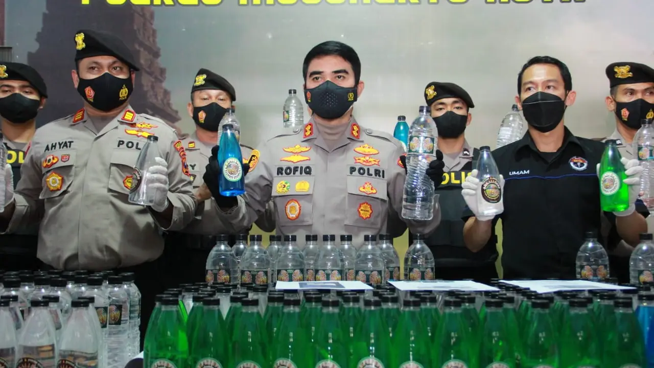 Polisi Mojokerto menyita ratusan miras ilegal. (Dian Kurniawan/Liputan6.com)