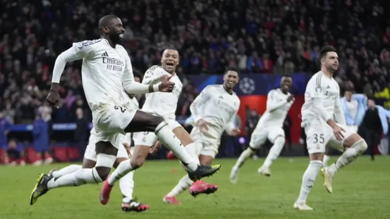 Para pemain Real Madrid merayakan kemenangan usai adu penalti dalam laga Liga Champions kontra Atletico Madrid, Kamis (13/3/2025) dini hari WIB. (c) AP Photo/Bernat Armangue