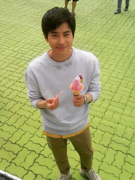 "Aku suka berdiskusi dengan Chen dan Chanyeol. Aku akan bertanya kepada mereka tentang naskah, peran, hingga perasaan yang harus disampaikan," tuturnya. (Foto: instagram.com/heysuhoshi)