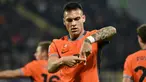 Pemain Inter Milan Lautaro Martinez melakukan selebrasi usai mencetak gol ke gawang Fiorentina pada pertandingan sepak bola Serie A Liga Italia di Stadion Artemio Franchi, Florence, Italia, Minggu, (28/1/2024). Inter Milan menang 1-0. (Massimo Paolone/LaPresse via AP)