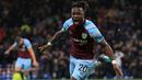 Maxwel Cornet. Sayap kiri Pantai Gading berusia 25 tahun ini baru semusim membela Burnley di Premier League sejak didatangkan dari Olympique Lyon pada awal musim 2021/2022. Setelah Burnley terdegradasi, pemain yang memiliki nilai pasar 14 juta euro dan total tampil 26 kali di Premier League musim 2021/2022 dengan mencetak 9 gol dan 1 assist ini diincar oleh West Ham United dan Everton untuk tetap bermain di Premier League musim 2022/2023. (AFP/Lindsey Parnaby)