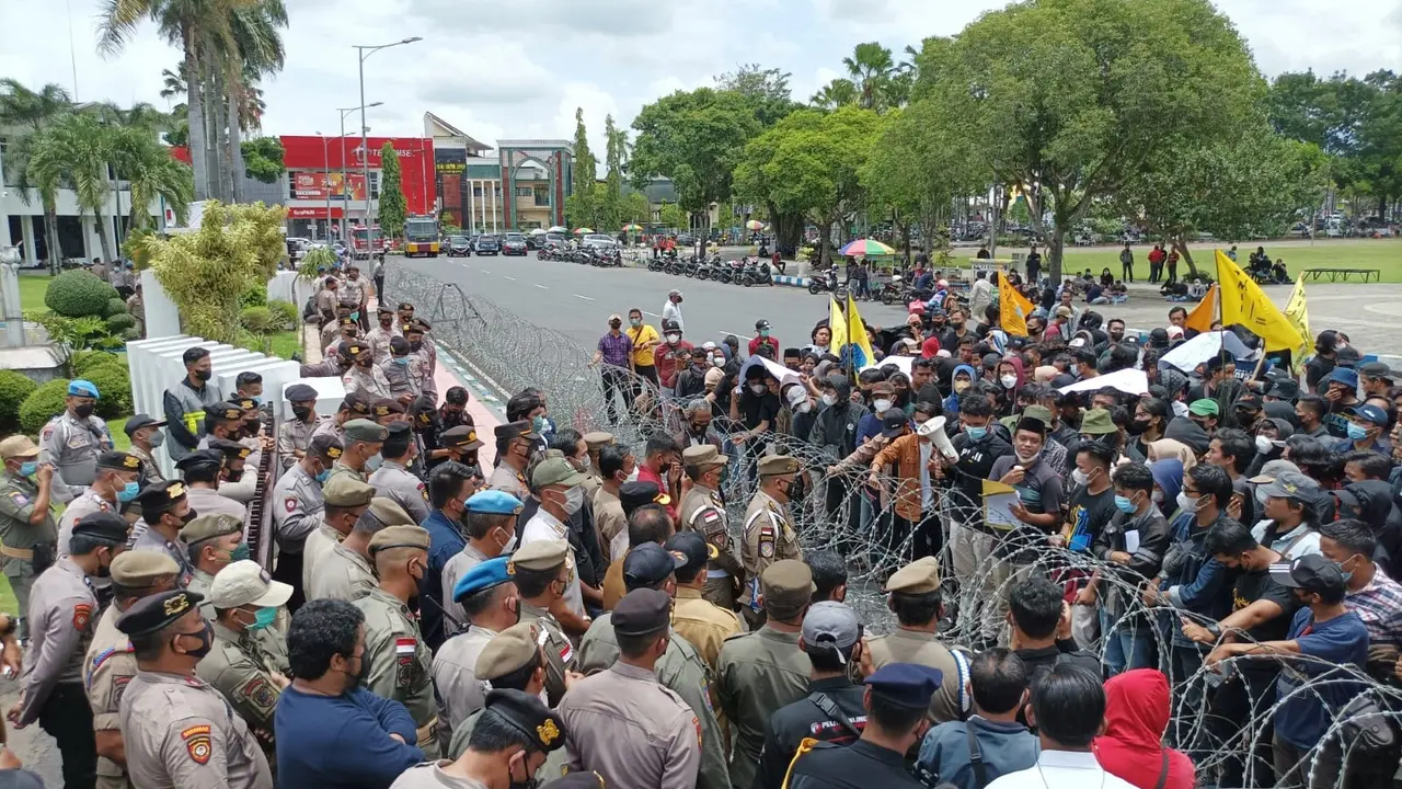 Ratusan massa PMII Jember unjuk rasa mengkritik satu tahun pemerintahan Bupati Hendy. (Istimewa)