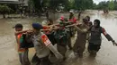 Tim penyelamat membawa mayat korban setelah banjir bandang di desa Radda di Kabupaten Luwu Utara, Sulawesi Selatan (14/7/2020). Lebih dari 4.000 keluarga terdampak akibat kejadian tersebut. (AFP/Aryanto)
