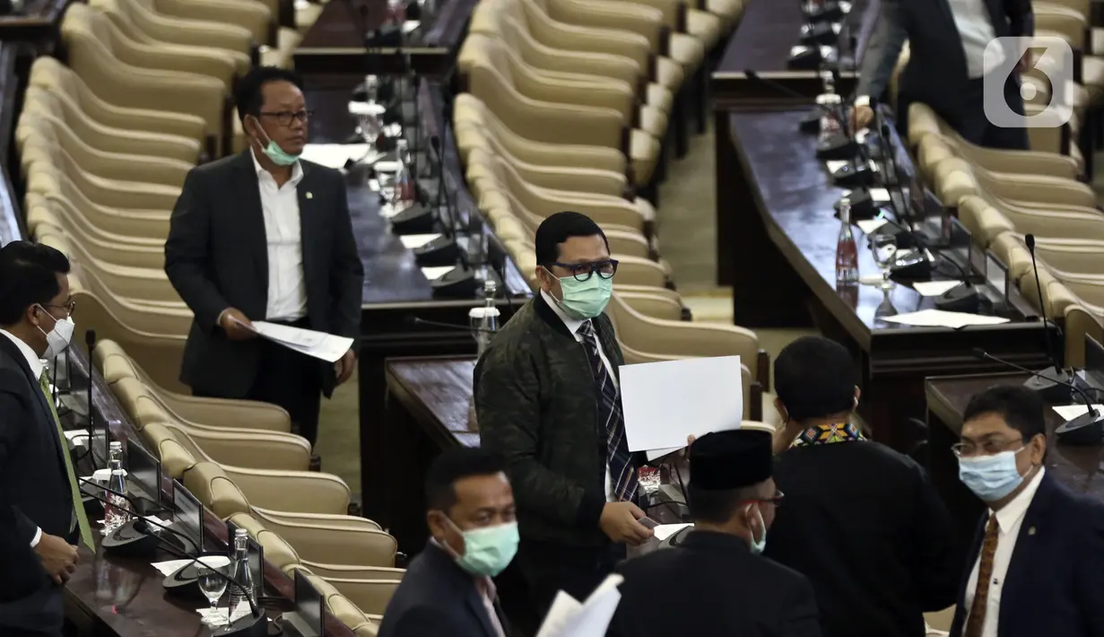 Sejumlah anggota DPR saat mengikuti Rapat Paripurna Pembukaan Masa Sidang III Tahun 2019-2020 di Kompleks Parleman, Jakarta, Senin (30/3/2020). Rapat di antaranya membahas dukungan penuh DPR terhadap upaya pemerintah dalam menangani virus corona COVID-19. (Liputan6.com/Johan Tallo)