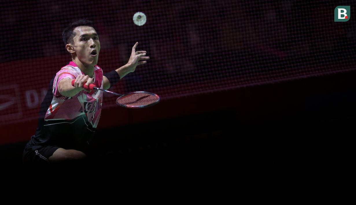 Pebulutangkis tunggal putra Indonesia, Jonatan Christie bertanding melawan pebulutangkis tunggal putra India, Lakshya Sen pada laga perempat final Indonesia Masters 2023 di Istora Senayan, Jakarta, Jumat (27/01/2023). Jojo menang dengan skor 15-21, 21-10, 21-13. (Bola.com/Bagaskara Lazuardi)