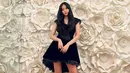 Dalam press conference yang ia lakukan, Jisoo juga terlihat menggunakan aksesoris yang cukup sederhana. Bahkan, rambut panjangnya ia biarkan tergerai. (Liputan6.com/IG/@sooyaaa__)