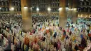 Jamaah muslimah memenuhi masjid Istiqlal untuk menjalankan shalat tarawih pertama Ramadan 1437 H, Jakarta, Minggu (5/6/2016). Berdasar, hasil sidang isbat ditetapkan 1 Ramadan jatuh pada Senin (6/6/2016). (Liputan6.com/Helmi Fithriansyah)