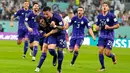 Pemain Argentina Julian Alvarez (depan kiri) dipeluk oleh rekan setimnya Enzo Fernandez (24) usai mencetak gol ke gawang Polandia pada pertandingan sepak bola Grup C Piala Dunia 2022 di Stadion 974, Doha, Qatar, 30 November 2022. Argentina lolos ke babak 16 besar Piala Dunia 2022 dengan status juara Grup C usai mengalahkan Polandia 2-0. (AP Photo/Natacha Pisarenko)