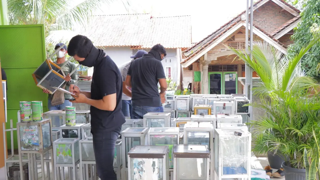 Detasmen Khusus (Densus) 88 antiteror Polri menggeledah rumah tujuh terduga teroris anggota Jamaah Islamiyah (JI) yang diamankan di wilayah Lampung.
