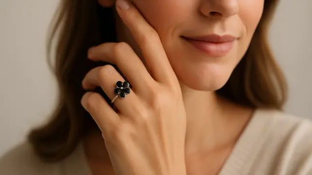 Model Cincin Bunga Hitam Tren Terbaru 2025, Pilihan Mulan Jameela Curi Perhatian