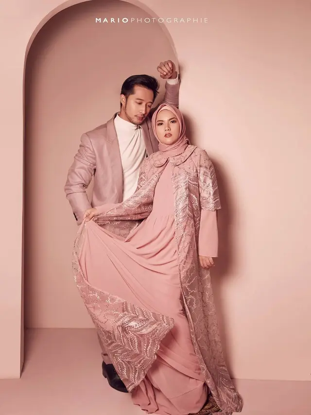 5 Gaya Pemotretan Evelyn Nada Anjani dan Rulyabii