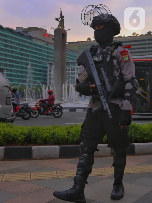 Aparat kepolisian bersenjata lengkap melakukan penjagaan di kawasan Bundaran Hotel Indonesia (HI), Jakarta, Rabu (12/5/2021). Pengamanan ketat tersebut dilakukan untuk menjaga perayan Idul Fitri 1442 di jantung Ibu Kota. (Liputan6.com/Angga Yuniar)