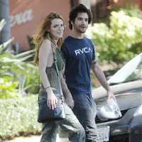 Bella Throne bermesraan dengan Tyler Posey di Hollywood, Sabtu (17/9). (Dailymail)