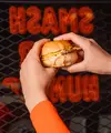 Dengan bahan sederhana, smash burger gurih ala kafe bisa dibuat sendiri di rumah. (Foto/Dok: Pexels)