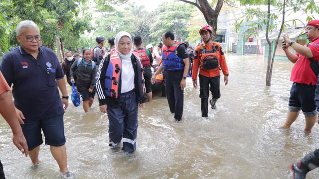 Pantau Kondisi BBPLK Bekasi, Menaker Ida Terobos Banjir Pakai Perahu Karet