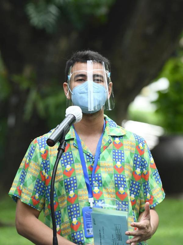 Raffi Ahmad memberikan keterangan usai menjalani vaksinasi COVID 19 dosis kedua di Kompleks Istana Kepresidenan, Jakarta, Rabu (27/1/2021). (Rusman/Biro Pers Sekretariat Presiden)