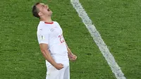 Gelandang Swiss, Xherdan Shaqiri, merayakan gol yang dicetaknya ke gawang Serbia pada laga grup E Piala Dunia di Kaliningrad, Jumat (22/6/2018). Gol ini tercipta pada menit ‘90 atau masa injury time. (AFP/Patrick Hertzog)