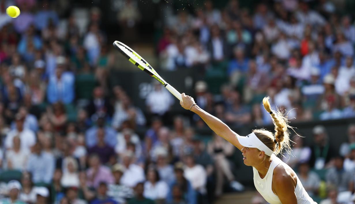 Caroline Wozniacki melakukan service ke arah Timea Babos pada laga tunggal putri Wimbledon 2017 di Wimbledon Tennis Championships, London, (4/7/2017). Wozniacki menang 6-4, 4-6, 6-1. (EPA/Nic Bothma)