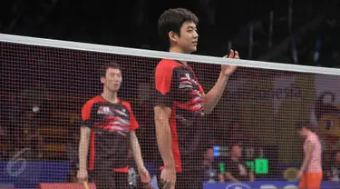 Ganda putra Korsel, Lee Yong Dae/Yoo Yeon Seong melenggang mulus ke 8 besar Indonesia Open Superseries Premier 2015, Jakarta, Rabu (4/6/2015). Yong Dae (kanan) menjadi magnet kaum wanita di Senayan. (Liputan6.com/Herman Zakharia)