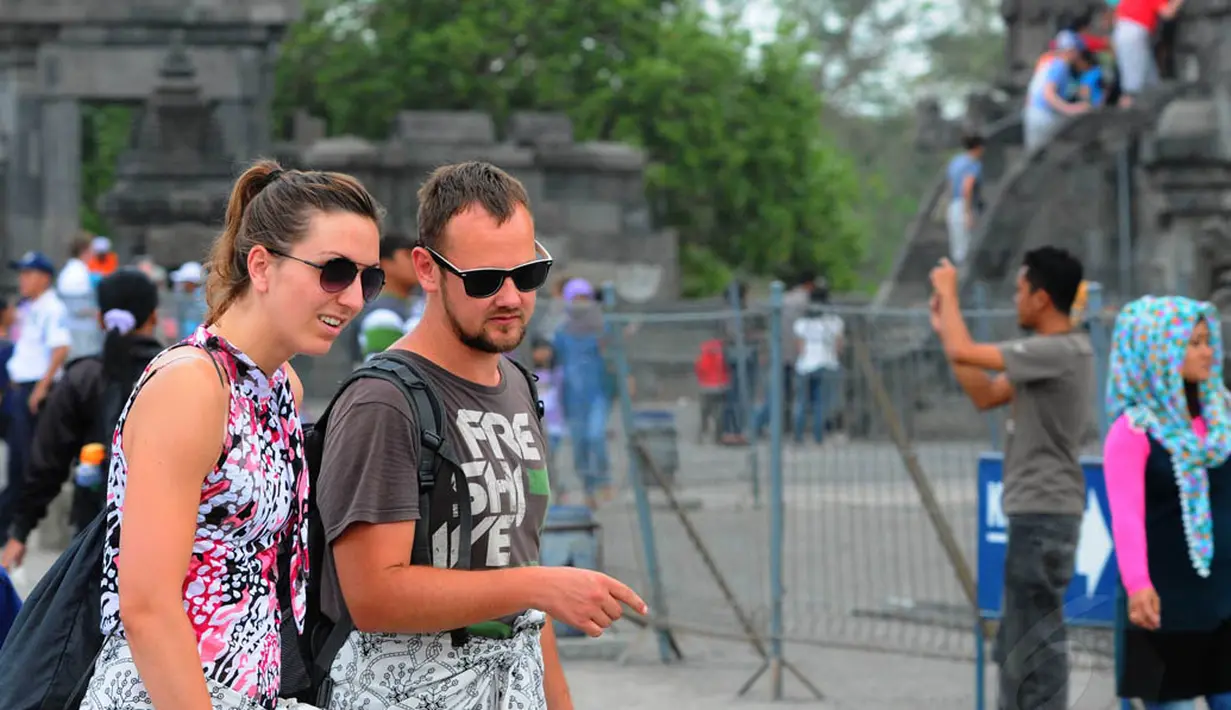 Kemegahan dan keindahan candi Hindu terbesar di dunia ini menjadi daya tarik bagi turis lokal bahkan turis mancanegara, Yogyakarta, Minggu (3/7/14). (Liputan6.com/Andrian M Tunay)