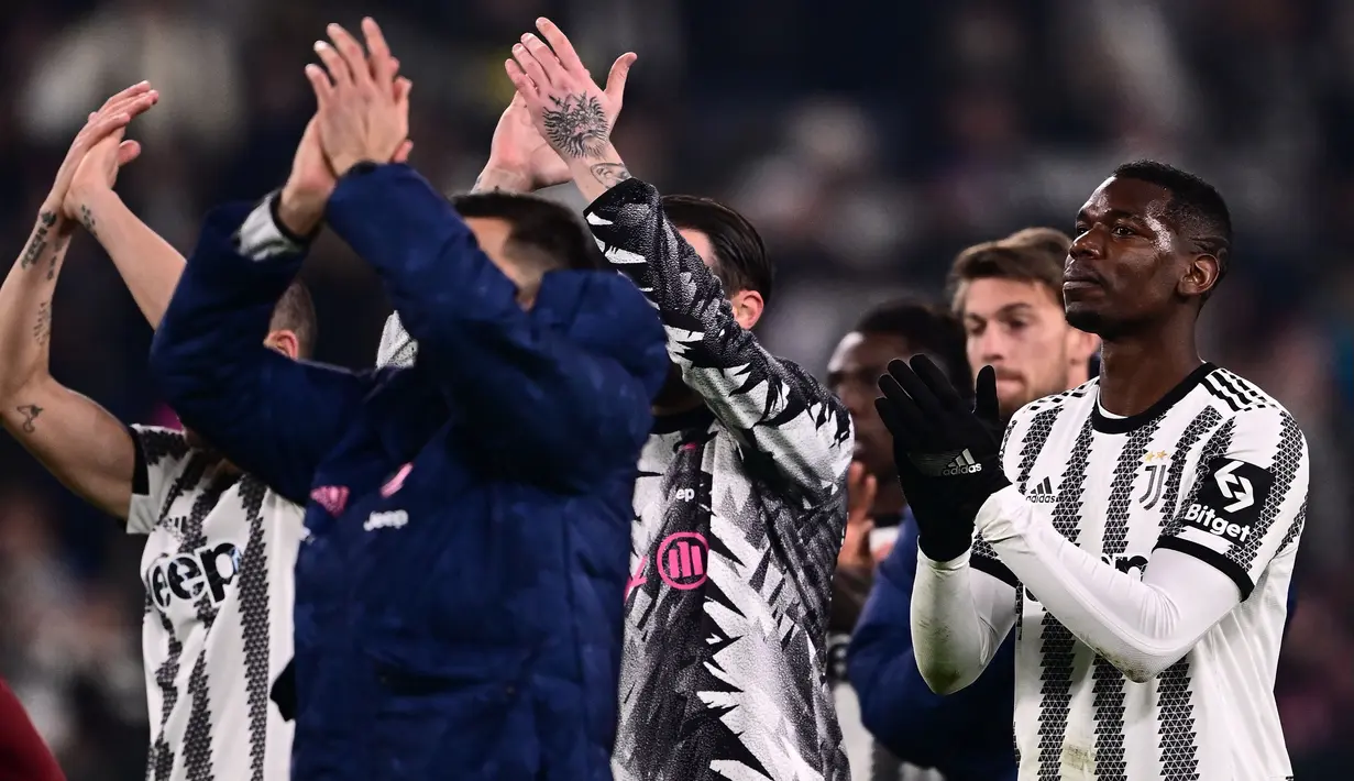 Pemain Juventus, Paul Pogba memberikan salam penghormatan kepada penonton setelah laga lanjutan Liga Italia 2022/2023 melawan Torino yang berlangsung di Allianz Stadium, 28 Februari 2023. (AFP/Marco Bertorello)