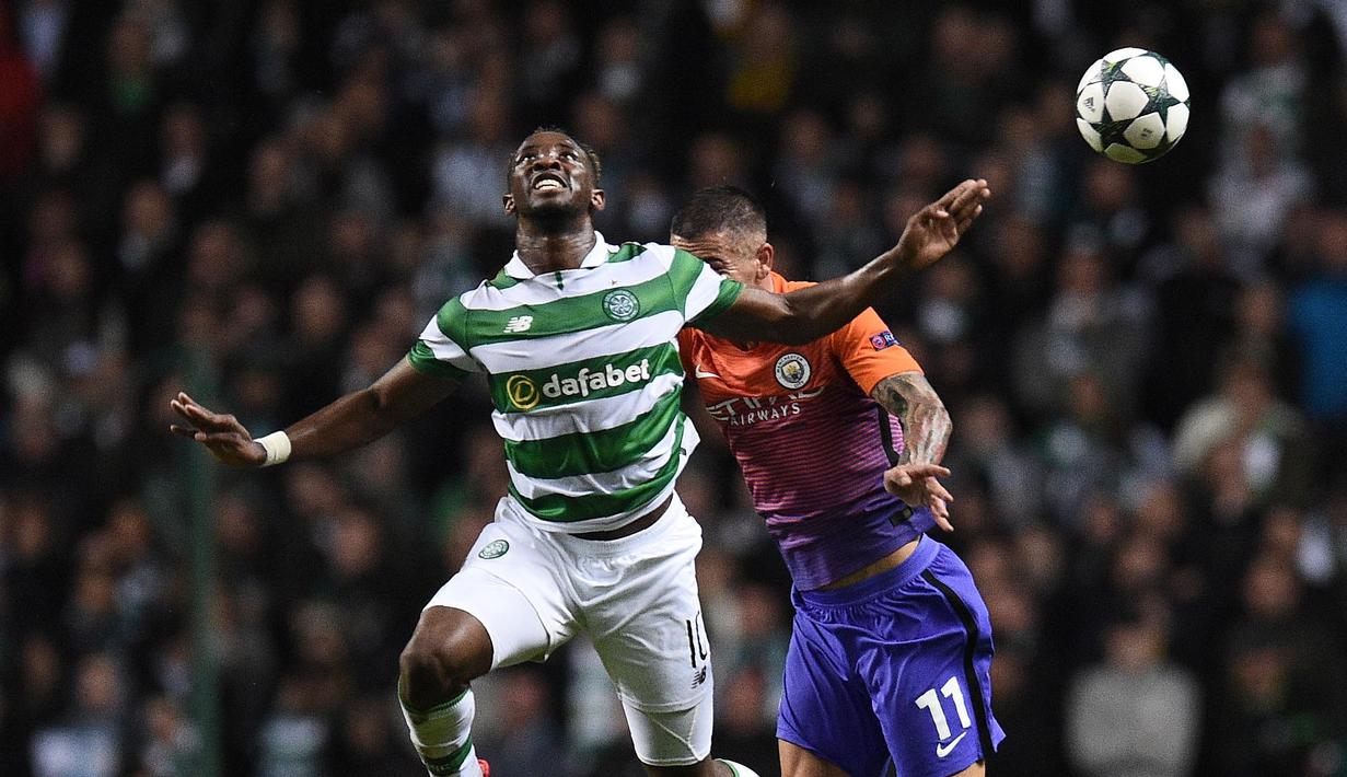 Pemain Celtic, Moussa Dembele (kiri) berusaha merebut bola dari kejaran pemain Manchester City, Aleksandar Kolarov pada laga Grup C Liga Champion di Celtic Park stadium, Glasgow, Kamis (29/9/2016)dini hari WIB. (AFP/Oli Scarf)