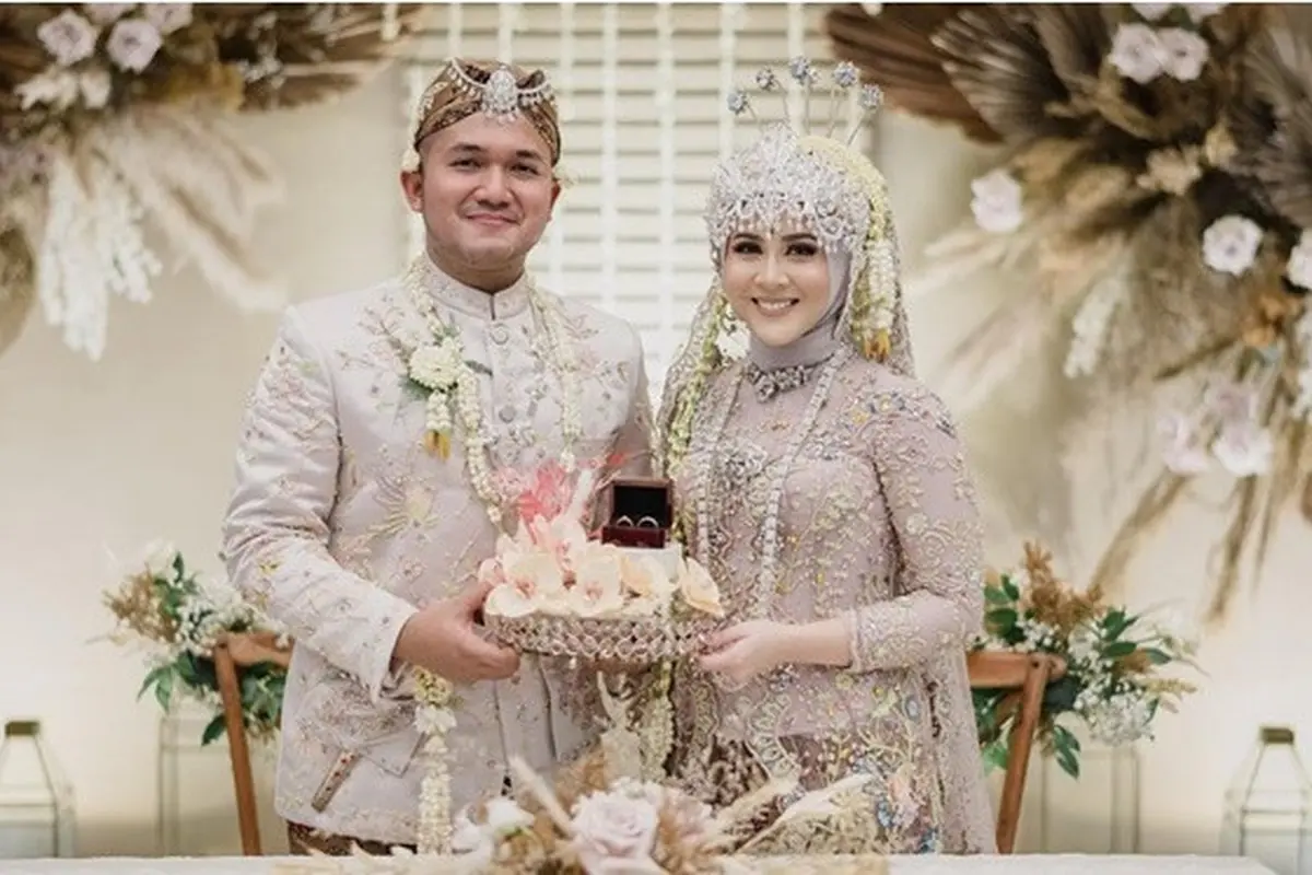 7 Potret Detail Makeup dan Busana Pernikahan Kesha Ratuliu, Pakai Adat Sunda