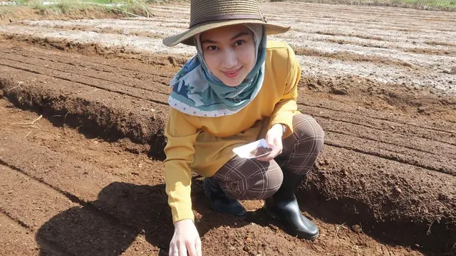 Potret Melody Laksani Bercocok Tanam, Disebut Lebih Cocok Jadi Duta Petani Milenial
