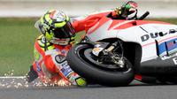 Pebalap Ducati, Andrea Iannone, terjatuh saat berada di posisi kedua balapan MotoGP Inggris yang digelar di Sirkuit Silverstone, Inggris, Minggu (4/9/2016). (AFP/Oli Scarff)