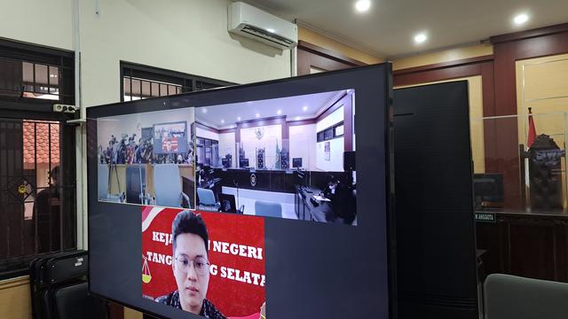 Majelis hakim yang memimpin sidang penipuan investasi online Binomo, dengan terdakwa Indra Kesuma atau Indra Kenz