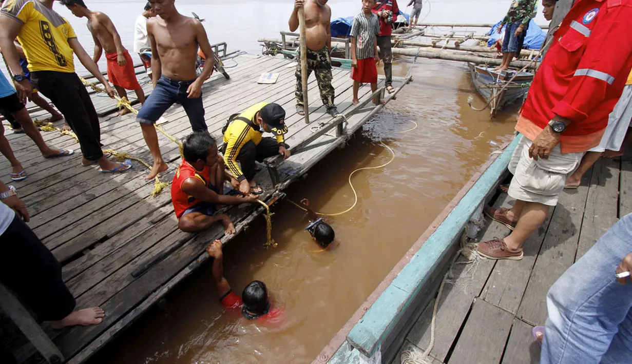 16 penumpang ditemukan tewas dan 2 dinyatakan hilang setelah feri penyeberangan tradisional tujuan Kapuas-Panamas tenggelam di perairan Sungai Kapuas, Desa Panamas, Kabupaten Kuala Kapuas, Kalimantan Tengah, (30/7/2014). (ANTARA FOTO/Herry Murdy Hermawan)