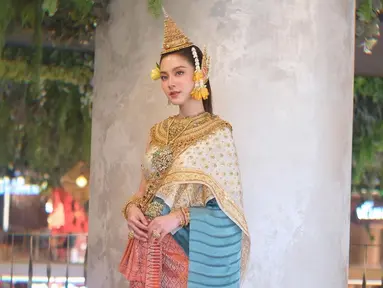 Baifern selalu tampil memesona di berbagai kesempatan. Seperti saat ia dengan cantiknya memakai busana adat tradisional Thailand bernama Chut Thai. Aura kecantikan Baifern sangat terpancarkan hingga membuat para fansnya semakin mengaguminya. (Liputan6.com/IG/@baifernbah)