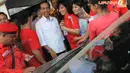 Jokowi tampak memberikan kesempatan pada warga dan simpatisan PDIP untuk berfoto bersama (Liputan6.com/Herman Zakharia)