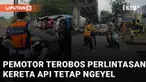 Aksi pemotor ngeyel saat dihadang petugas karena hendak menerobos perlintasan kereta api