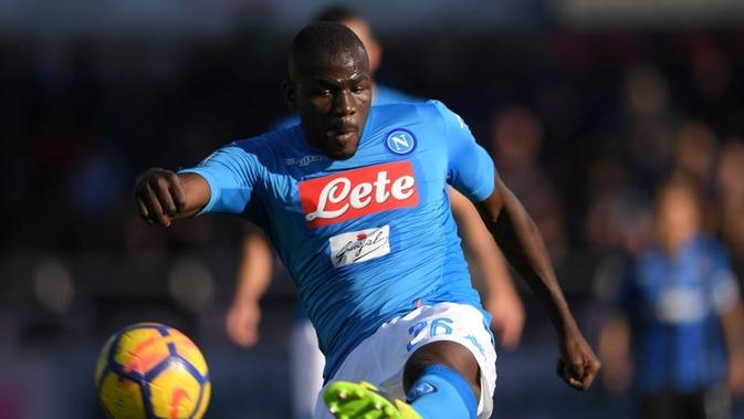 Bek Napoli Kalidou Koulibaly menjadi pilar kukuh lini belakang tim pada musim 2017-2018. (AFP/Marco Bertorello)