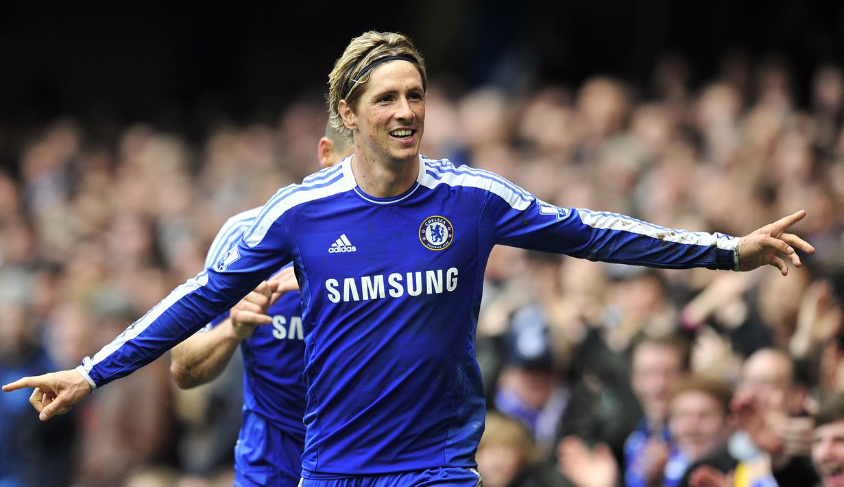 7. Fernando Torres (Ikat Rambut) - Pria asal Spanyol ini sering menggunakan ikat rambut saat masih berseragam Liverpool dan Chelsea. Ikat rambut ini memang biasa dipakai oleh pemain bola yang memiliki rambut yang panjang. (AFP/Glyn Kirk)