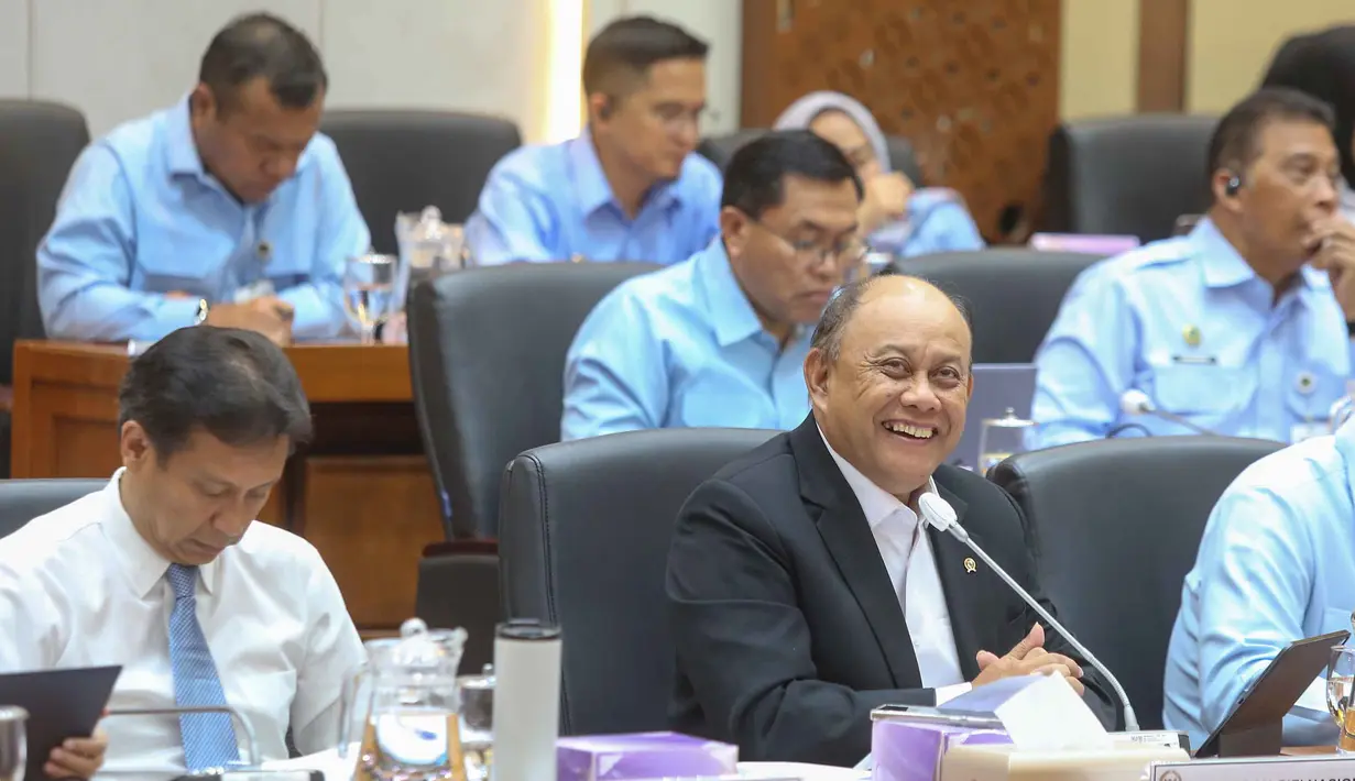 Kepala Badan Gizi Nasional (BGN), Dadan Hindayana, mengikuti rapat kerja bersama dengan Komisi IX DPR RI di Kompleks Parlemen, Jakarta, Rabu (1/10/2025). (merdeka.com/Arie Basuki)