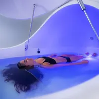 Ilustrasi seseorang yang sedang melakukan sensory deprivation training (Sumber: almostfearless.com)