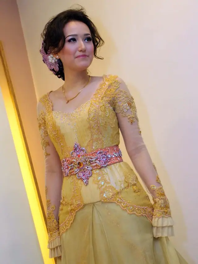 5 Foto Jadul Adelia Pasha saat Jadi Pramugari, Curi Perhatian