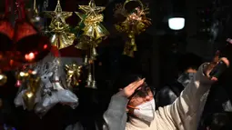 Barang-barang dekoratif untuk Natal yang dijual bervariatif. (Sajjad HUSSAIN/AFP)