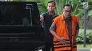Terpidana kasus e-KTP mantan Dirjen Dukcapil Kemendagri Irman turun dari mobil tahanan dikawal petugas saat akan menjalani pemeriksaan oleh penyidik di Gedung KPK, Jakarta, Senin (19/3). (Merdeka.com/Dwi Narwoko)