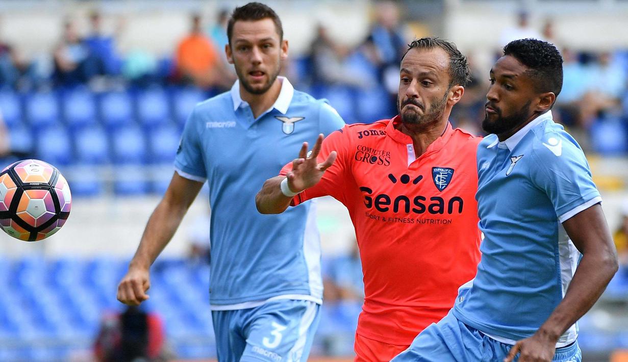 Pemain SS Lazio, Fortuna Wallace (kanan) berebut bola dengan pemain Empoli, Alberto Gilardino pada lanjutan  Serie A Italia di Stadion Olimpico, Roma, Italia, (25/9/2016).   (EPA/Ettore Ferrari)