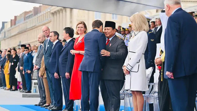 Presiden Prabowo Subianto menghadiri langsung peringatan Bastille Day atau Hari Nasional Prancis sebagai tamu kehormatan di Paris, Senin (14/7/2025). Kehadiran Prabowo merupakan undangan langsung dari Presiden Prancis, Emmanuel Macron.