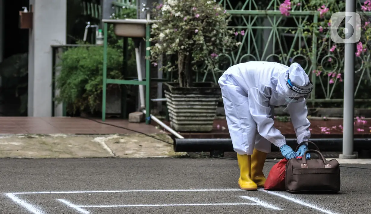 Tenaga kesehatan membawa barang bawaan pasien di Graha Wisata TMII, Jakarta, Selasa (22/6/2021). Lonjakan kasus aktif Corona menyebabkan kapasitas kamar isolasi pasien OTG Covid-19 di Graha Wisata TMII telah terisi penuh usai pada hari ini tercatat kedatangan 6 pasien. (merdeka.com/Iqbal S Nugroho)