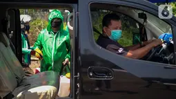 Petugas menyemprotkan cairan disinfektan pada kendaraan di Posko Aman Bersama Gojek, Kemayoran, Jakarta, Kamis (23/4/2020). Sebanyak 130 titik posko telah dioperasikan di 16 kota untuk memastikan mitra Gojek dapat bertugas dengan aman selama pandemi Covid-19. (Liputan6.com/HO/Ading)