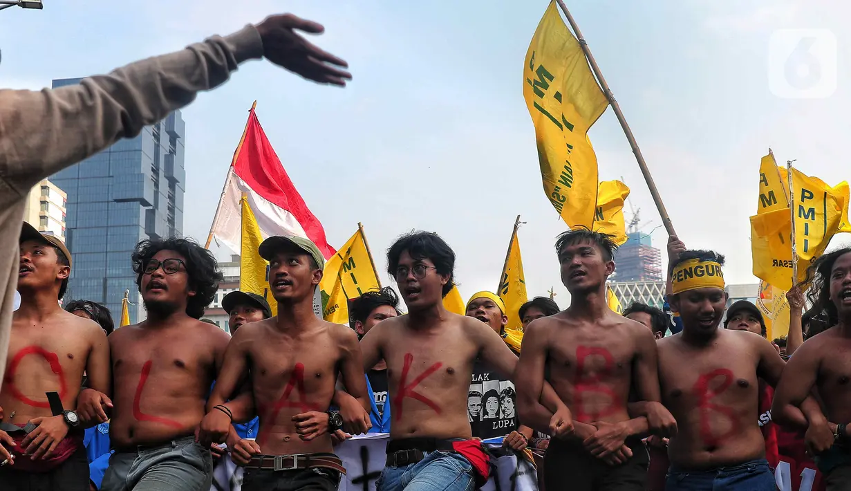 Mahasiswa berorasi saat aksi unjuk rasa atau demo BBM naik di kawasan Patung Kuda, Jakarta, Senin (5/9/2022). Sejumlah atribut unjuk rasa juga dibawa oleh para demonstran berupa bendera organisasi beserta spanduk-spanduk yang bertuliskan nada penolakan kenaikan harga BBM. (Liputan6.com/Angga Yuniar)