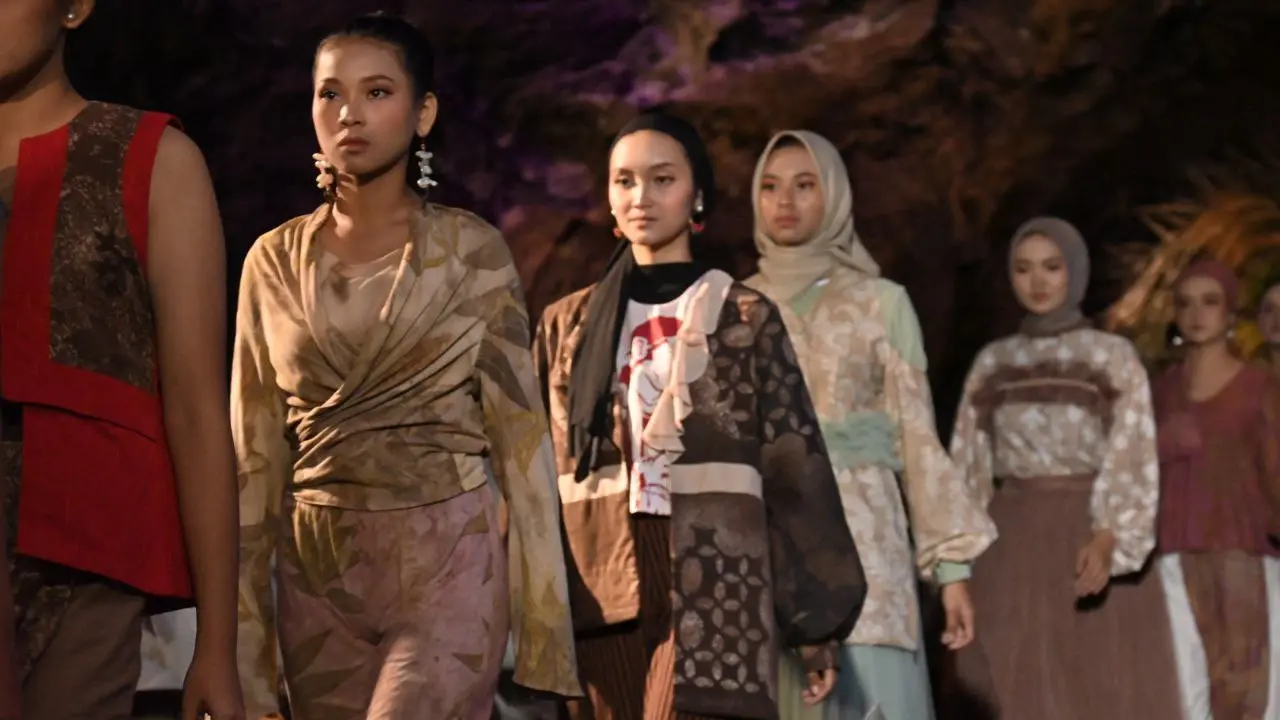 Gelaran fashion show di dalam Goa Lawa Purbalingga. (Foto: Liputan6.com/Pemkab Purbalingga)