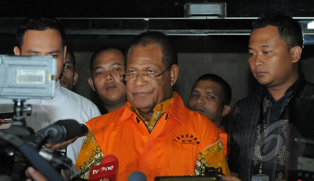 Barnabas Suebu, menjawab pertanyaan wartawan usai diperiksa KPK, Jumat (27/2/2015). Ia resmi ditahan KPK karena kasus dugaan korupsi pengadaan Detailing Engineering Desain PLTA tahun 2009-2010 di Papua. (Liputan6.com/Herman Zakharia)